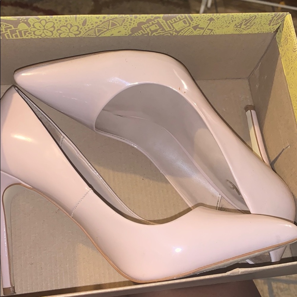 8 1/2 beige heels